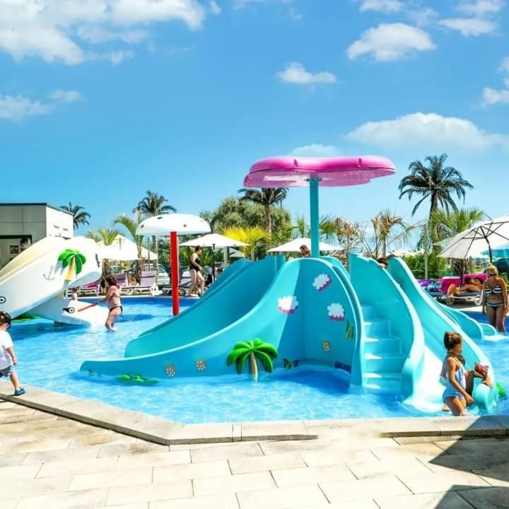 Alezzi Beach Resort Gorgeous Family Aparment Cu Piscina Năvodari Extérieur photo
